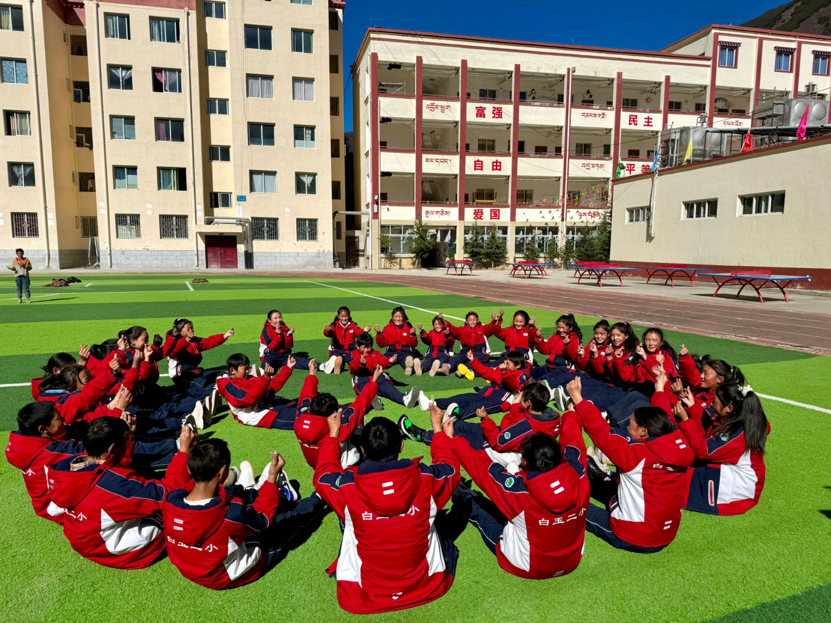 累計(jì)捐資720萬(wàn)改善白玉縣二完小辦學(xué)條件