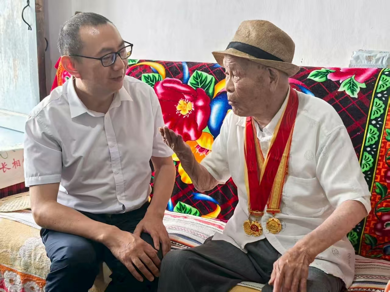 慰問(wèn)林業(yè)集團(tuán)百歲革命老兵