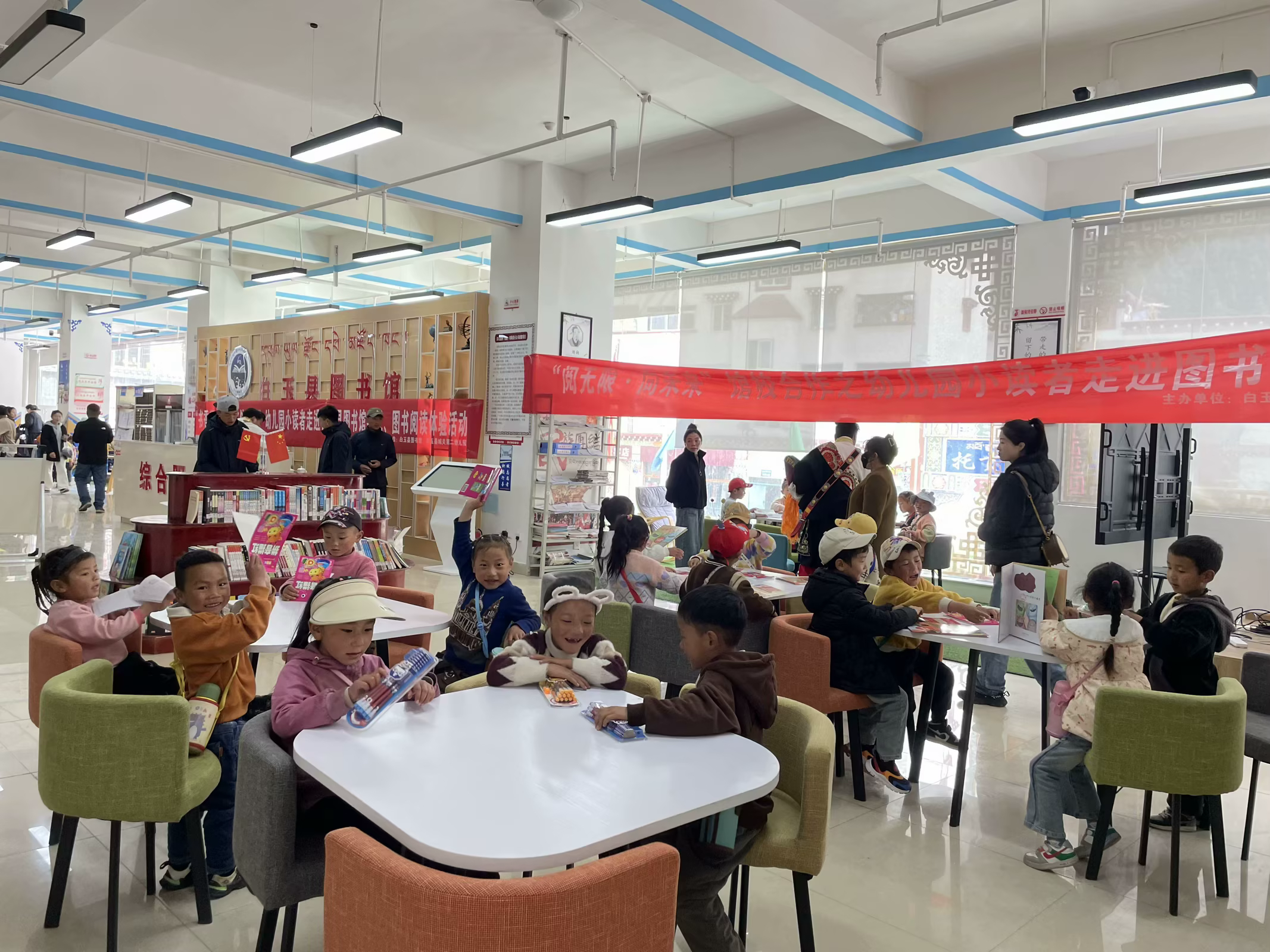 捐資208萬(wàn)余元，改造提升白玉縣圖書(shū)館、文化館